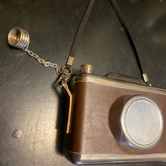 Camera shaped flask - Picture 4 of 4